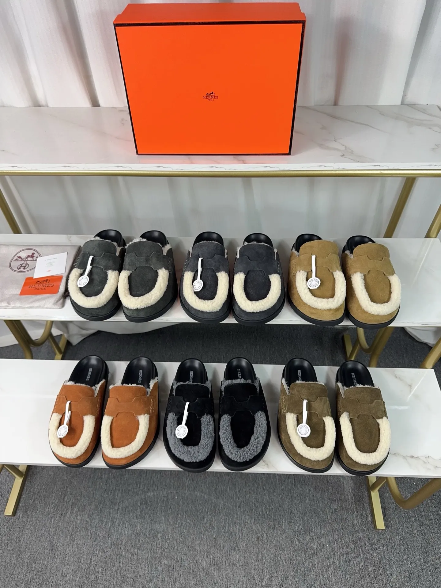 p460🐮🐮HERMES Birkenstock Mules🍬 Spring and summer really need versatile slippers. They have a casual and high-end feel, and the comfort is also great. The large toe design adds a playful feel, and the slip-on design is convenient and practical to wear. 🌷Upper: original high mercerized cow velvet 🌷Inner lining: wool 🌷Outsole: original TPU water platform + rubber film combination 🌷Number of sizes: women's size 35-40 (40-41 -42 is not returnable) men's size: 38-45 (45 is not returnable)